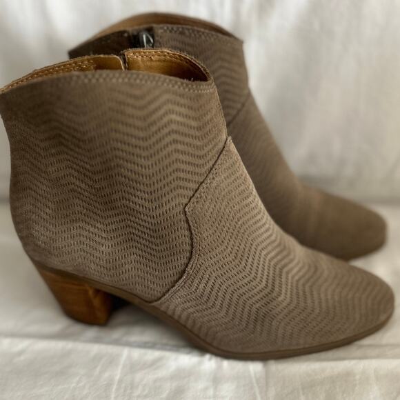LUCKY BRAND LP Paise Zig Zag Texture Taupe Beige Suede Zip Ankle Boots Booties 8 - Picture 3 of 8
